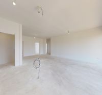 Geräumiges Interieur eines Einfamilienhauses mit großen Fenstern und neutraler Dekoration.