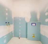 Badezimmer im Bau mit Installation für WC in einem Einfamilienhaus.