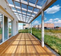 Eine Terrasse mit Holzboden-Dekor bei einem Einfamilienhaus in Nový Svet.