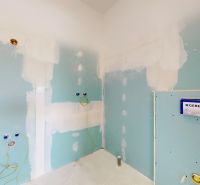 Ein Raum in einem Familienhaus in Renovierung mit Geberit-Installation.