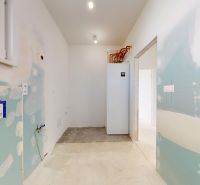 Innenraum eines Einfamilienhauses mit Installationen an der Wand und neutralen Farben.