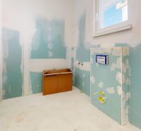 Unvollendetes Badezimmer in einem Einfamilienhaus mit Geberit-Installation und Steckdosen.