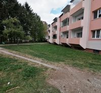 Ein Wohnhaus in der Záborského-Straße in Martin, umgeben von Grünflächen und Gehwegen.