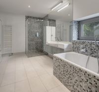 Badezimmer mit Badewanne, Duschkabine und Glasregalen in einer 3-Zimmer-Wohnung.