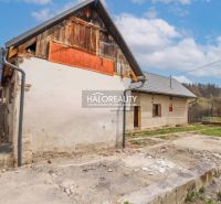 Ein Einfamilienhaus in Stupno, das renovierungsbedürftig ist, mit einem Hof und ländlicher Umgebung.