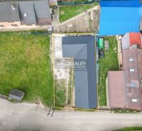 Luftaufnahme eines Einfamilienhauses in Stupno, umgeben von einem grasbewachsenen Grundstück und benachbarten Gebäuden.