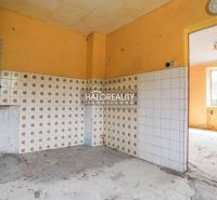 Küche mit orangefarbenen Wänden und gemusterten Fliesen in einem Einfamilienhaus.
