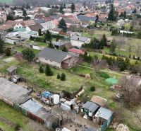 Luftaufnahme der Gärten in der Kaštielska-Straße in Budmerice mit Einfamilienhäusern.