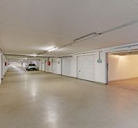Geräumige Garagen in Bratislava - Petržalka mit mehreren Parkplätzen und Beleuchtung.
