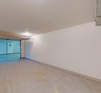 Garagen mit offenen Türen, weißen Wänden und Boden in Bratislava - Petržalka.