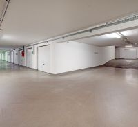 Parkgaragen mit Beleuchtung und geneigter Rampe in Bratislava - Petržalka.