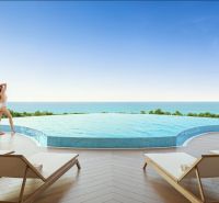Pool mit Meerblick und Liegestühlen, Wohnungsbau in Phuket.