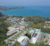 Luftaufnahme des Wohnungsbaus an der Küste von Phuket mit üppigem Grün.