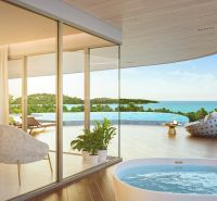 Elegantes Interieur mit Blick auf die Terrasse, den Pool und den Ozean, Wohnungsbau.