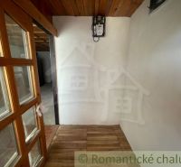 Innenraum mit Holzdecke, Türen mit Glas und Boden mit Holzdekor in einem Einfamilienhaus.