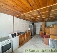 Küche in einem Einfamilienhaus mit Holzbalkendecke und Küchenzeile.