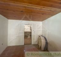 Ein Zimmer in einem Einfamilienhaus mit einem Keramikboden und einer Holzdecke.