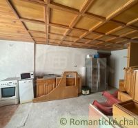 Küchenbereich in einem Einfamilienhaus mit Holzdecke und Geräten.
