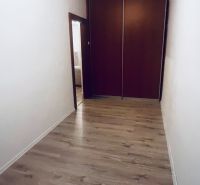Flur mit Einbauschrank und Boden mit Holzdekor in einer 3-Zimmer-Wohnung.