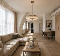Wohnzimmer mit Sofa, Tisch und Holzboden in einer Einzimmerwohnung.
