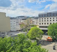 Blick auf die Poststraße in Bratislava - Altstadt mit Grünflächen und Gebäuden.