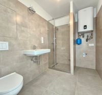 Badezimmer in einer Einzimmerwohnung mit Duschkabine und Gasboiler.