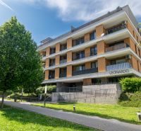 Wohngebäude in der Bajkalská-Straße in Bratislava mit Terrassen und Grünflächen.