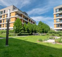 Wohnkomplex in der Bajkalská-Straße in Bratislava, mit Grünflächen und Bänken im Hof.