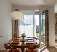 Essbereich mit rundem Tisch und Stühlen in einer Zweizimmerwohnung.