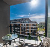 Ein Balkon mit Blick auf moderne Architektur in Bratislava in der Bajkalská-Straße.