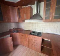 Küche in einer 2-Zimmer-Wohnung mit Holzboden und brauner Küchenzeile.