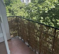 Balkon mit Blick ins Grüne in einer 2-Zimmer-Wohnung in der Dobrovského Straße, Bratislava Altstadt.