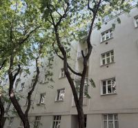 Das weiße Wohnhaus in der Dobrovského-Straße in Bratislava Altstadt, umgeben von Grün.
