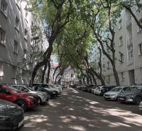 Parken zwischen Bäumen in der Dobrovského-Straße in Bratislava Staré Mesto, umgeben von 2-Zimmer-Wohnungen.