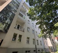 Wohnhaus in Bratislava Altstadt in der Dobrovského Straße, das 2-Zimmer-Wohnungen mit Balkonen anbietet.