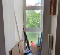 Fensterteil einer 2-Zimmer-Wohnung mit Kartons, Reinigungsmitteln und Gegensprechanlage.