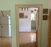 Der Boden ist mit einem Holzdekor, einem Spiegel und Dekorationen an der Wand.