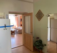 Innenraum einer 2-Zimmer-Wohnung mit Holzboden, sichtbares Wohnzimmer.