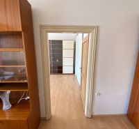 Innenraum einer 2-Zimmer-Wohnung mit Holzboden und Holzmöbeln.