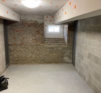 Kellerraum mit Betonwänden und Fenster in einer 2-Zimmer-Wohnung.