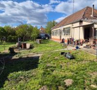 Einfamilienhaus in Dedinka mit Garten, Rasenfläche und Geräteschuppen.