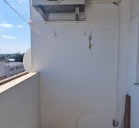 Balkon in einer 2-Zimmer-Wohnung in der Hollého-Straße in Senec, mit Klimaanlage.