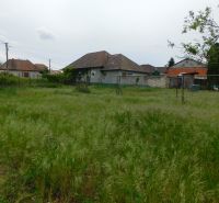 Záhrada s domom v pozadí, Pozemky - bývanie v Dvoroch nad Žitavou.