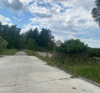 Ein Weg in der Rímska-Straße in Stupava zwischen Grünflächen, geeignet für Wohnbaugrundstücke.