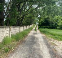 Ein schmaler Weg, umgeben von Bäumen, in der Rímska-Straße in Stupava, geeignet für Grundstücke - Wohnen.