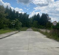 Betonstraße in der Rímska-Straße in Stupava, umgeben von Grünflächen, Grundstücke - Wohnen.