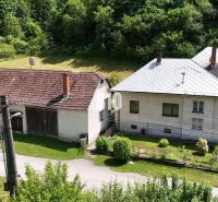 Einfamilienhaus in Belá-Dulice, mit Anbau, vor dem Wald und mit Garten.