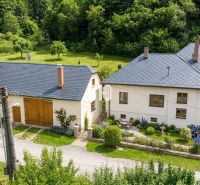 Einfamilienhaus in Belá-Dulice mit gepflegtem Garten und umliegendem Grün.