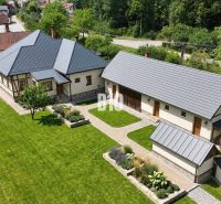 Ein Einfamilienhaus in Belá-Dulice mit großem Garten und gepflegtem Rasen.