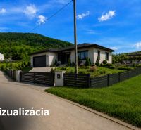 Ein Einfamilienhaus mit einem gepflegten Grundstück zum Wohnen in Fintice, umgeben von Grün und Bergen.